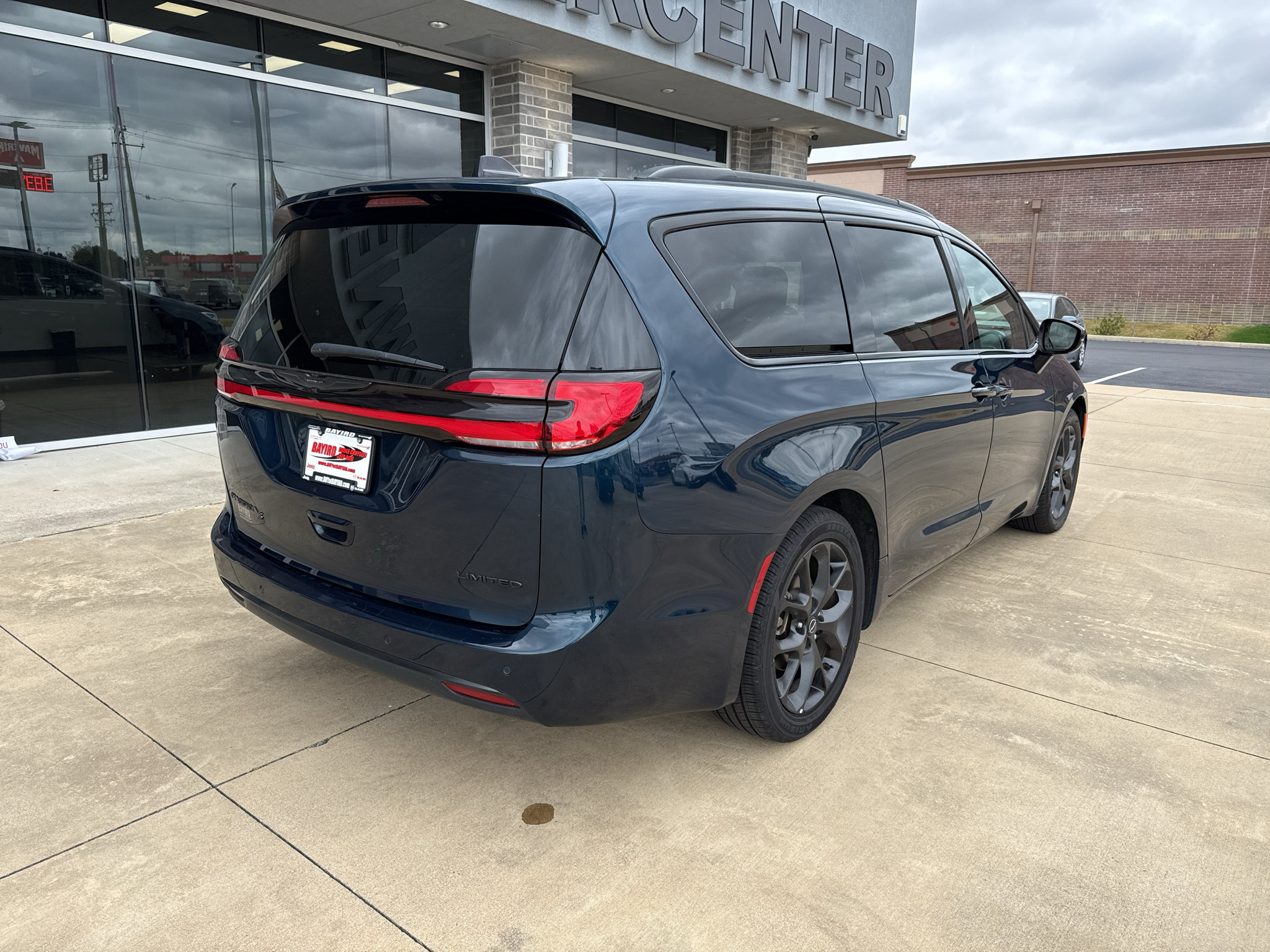 Used 2025 Chrysler Pacifica Limited FWD image 7