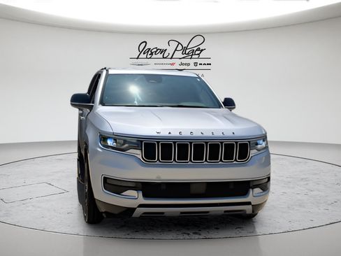Used 2024 Jeep Wagoneer L Series II w/ Flexible Seating Group AWD/4WD image 9