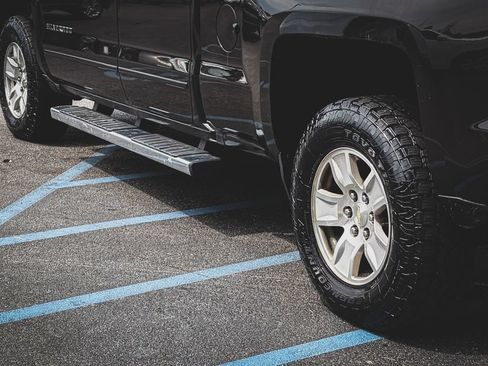 Used 2018 Chevrolet Silverado 1500 LT w/ All Star Edition AWD/4WD image 17