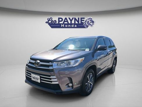 Used 2019 Toyota Highlander XLE AWD/4WD image 3