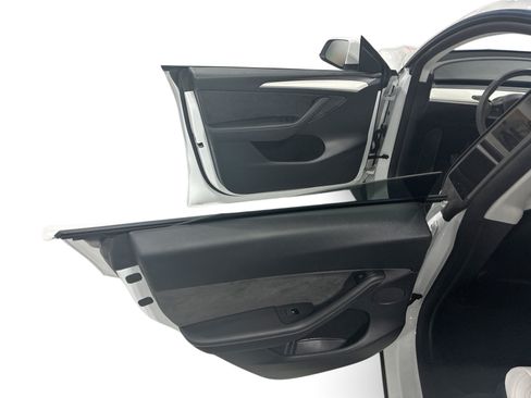 Certified 2023 Tesla Model Y Long Range AWD/4WD image 10