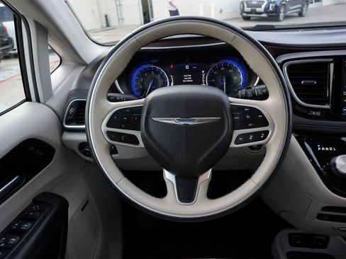 Used 2018 Chrysler Pacifica Limited w/ Tire & Wheel Group image 9