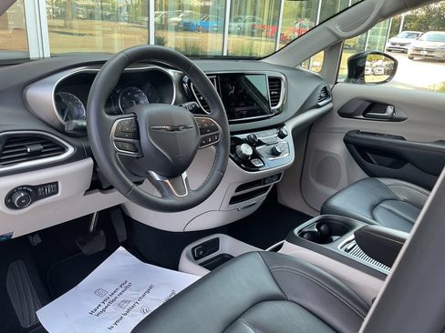 Used 2024 Chrysler Pacifica Touring-L FWD image 10