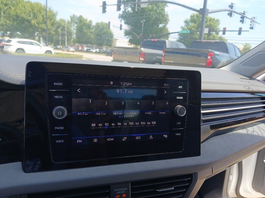Certified 2025 Volkswagen Jetta SE w/ Sunroof Package FWD image 15