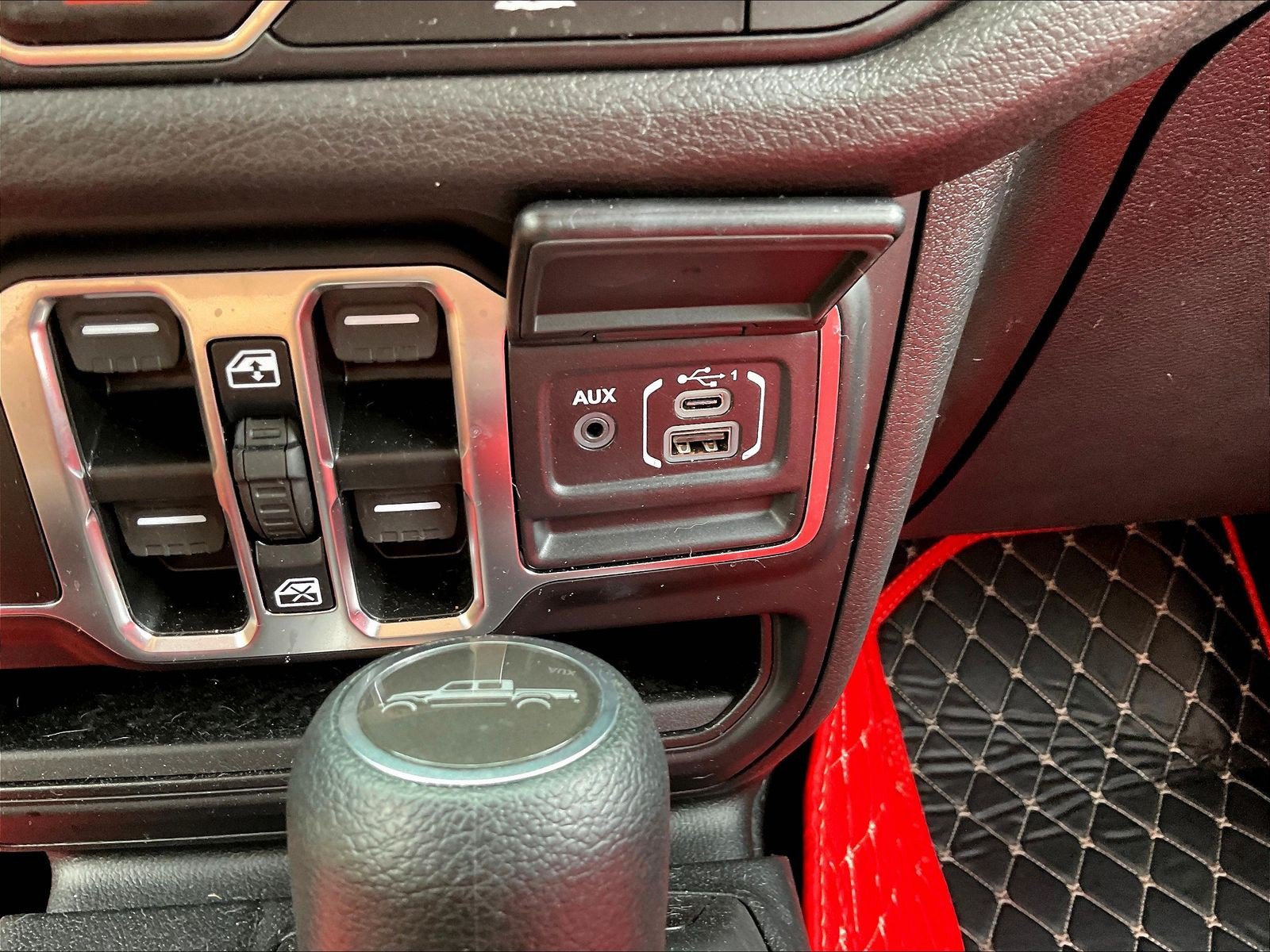 Used 2025 Jeep Gladiator Sport AWD/4WD image 17