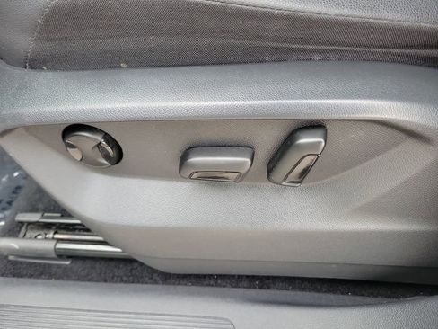 Used 2020 Volkswagen Tiguan SE image 21