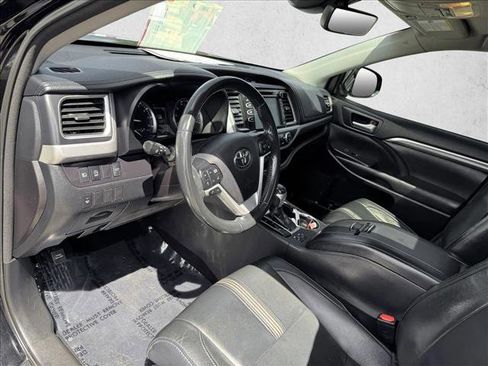 Certified 2018 Toyota Highlander SE w/ Carpet Mat Package (TMS) AWD/4WD image 11