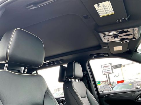 Used 2021 GMC Yukon XL SLT w/ SLT Premium Package image 14