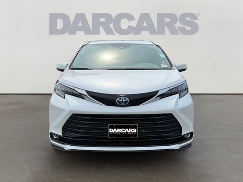 Used 2025 Toyota Sienna XLE AWD/4WD image 2