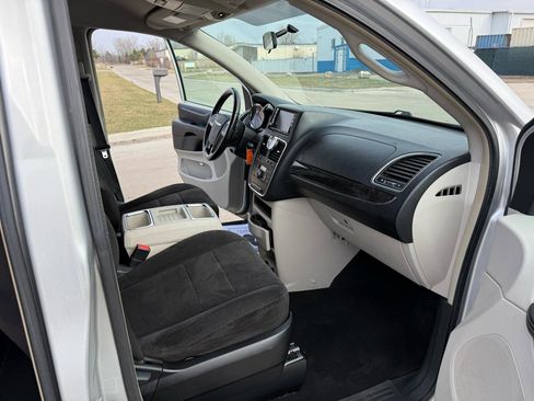 Used 2012 Chrysler Town & Country Touring image 19