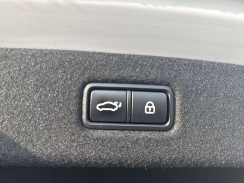 Used 2018 Genesis G90 3.3T Premium image 32