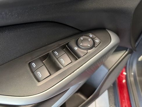 Used 2024 Chevrolet Trax LS w/ LS Convenience Package FWD image 11
