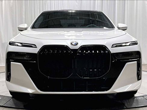 Used 2025 BMW 760i xDrive w/ Premium Package image 13