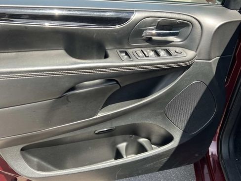 Used 2017 Dodge Grand Caravan SE FWD image 17