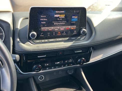 Used 2022 Nissan Rogue SV FWD image 9