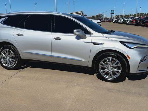 Used 2022 Buick Enclave Premium image 3