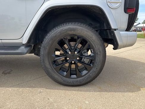 Used 2023 Jeep Wrangler Unlimited Sahara AWD/4WD image 11