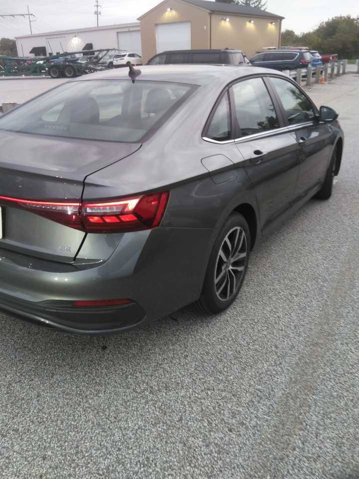 Used 2025 Volkswagen Jetta SE FWD image 3