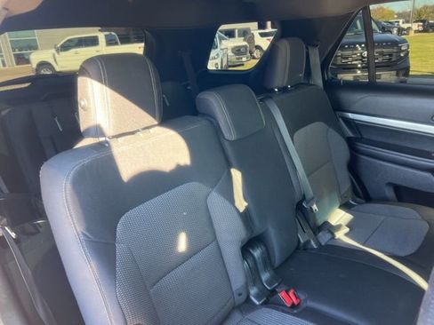 Used 2018 Ford Explorer XLT image 31