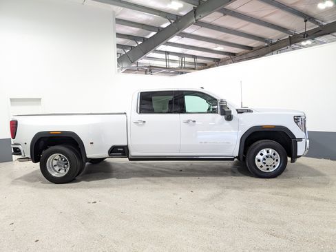 Used 2024 GMC Sierra 3500 Denali w/ Denali Reserve Package AWD/4WD image 2