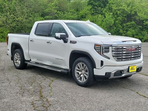 Used 2023 GMC Sierra 1500 Denali w/ Technology Package AWD/4WD image 3