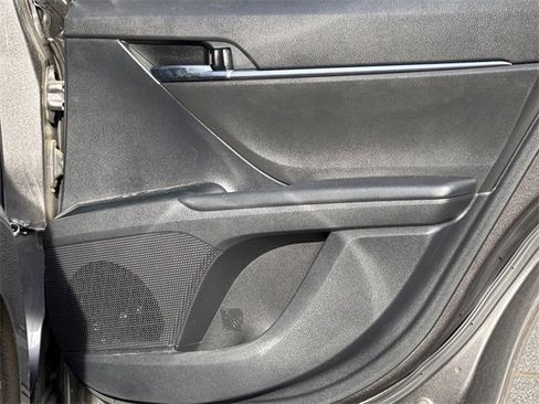 Used 2020 Toyota Camry SE w/ Sunroof Package image 16