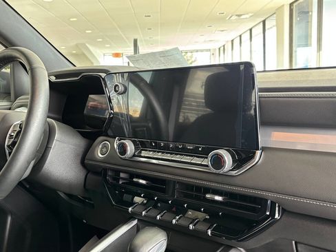 New 2024 Chevrolet Colorado LT w/ LT Convenience Package III image 13