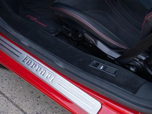 Used 2021 Ferrari F8 Tributo RWD image 32