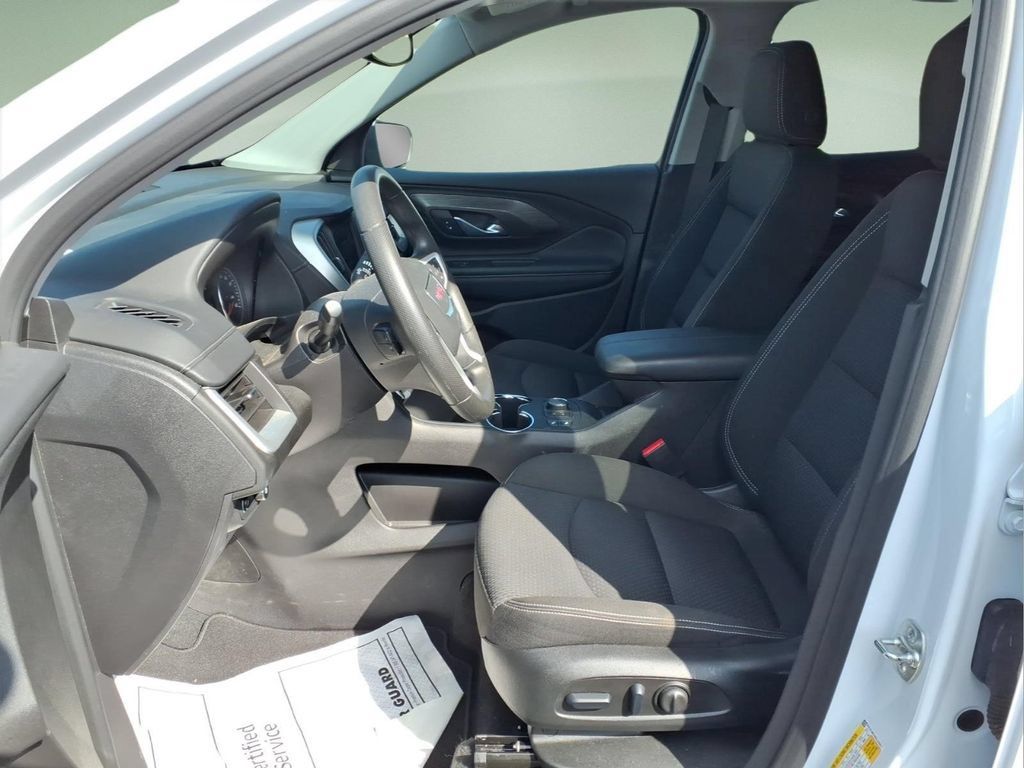 Used 2024 GMC Terrain SLE w/ Driver Convenience Package FWD image 4