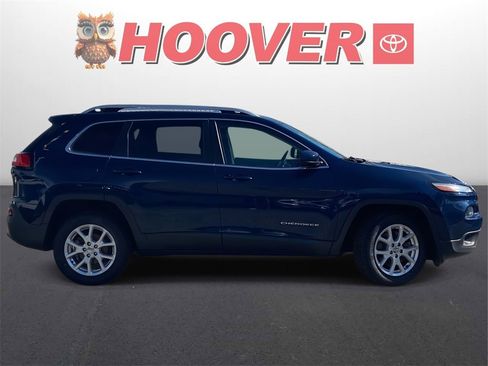 Used 2018 Jeep Cherokee Latitude Plus w/ Comfort/Convenience Group image 2