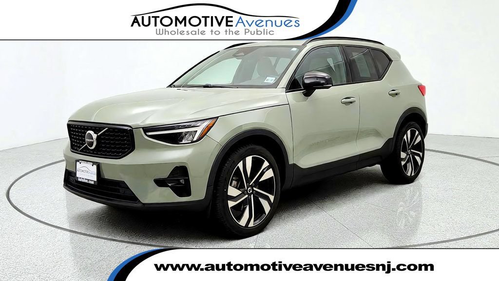 Used 2023 Volvo XC40 B5 Plus w/ Climate Package AWD/4WD image 1