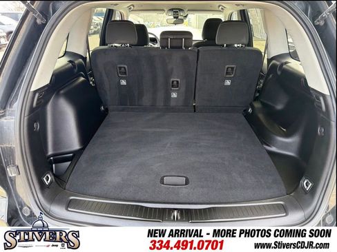 Used 2023 Jeep Grand Cherokee Laredo image 12