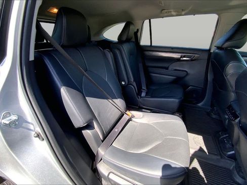 Used 2023 Toyota Highlander Limited FWD image 19