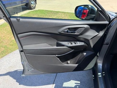 Used 2024 Chevrolet Trax RS w/ Sunroof Package FWD image 8