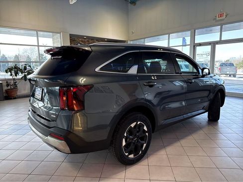 Used 2024 Kia Sorento S image 12