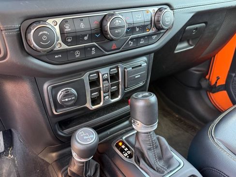Used 2025 Jeep Wrangler Unlimited Sahara AWD/4WD image 21