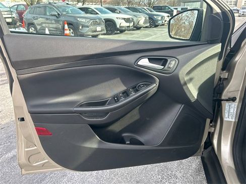 Used 2018 Ford Focus SE w/ SE Appearance Package image 9