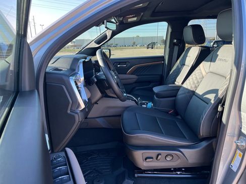 Used 2025 GMC Canyon Denali image 10