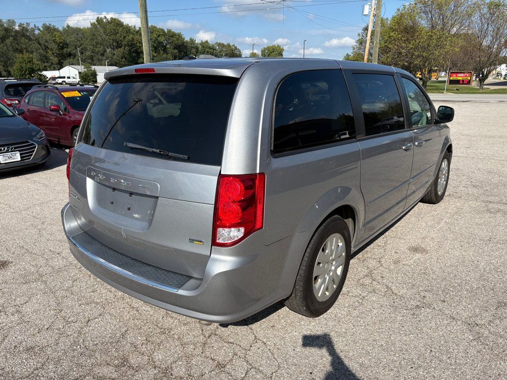 Used 2017 Dodge Grand Caravan SE w/ UConnect Hands-Free Group FWD image 4