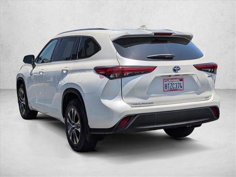 Used 2020 Toyota Highlander XLE AWD/4WD image 7