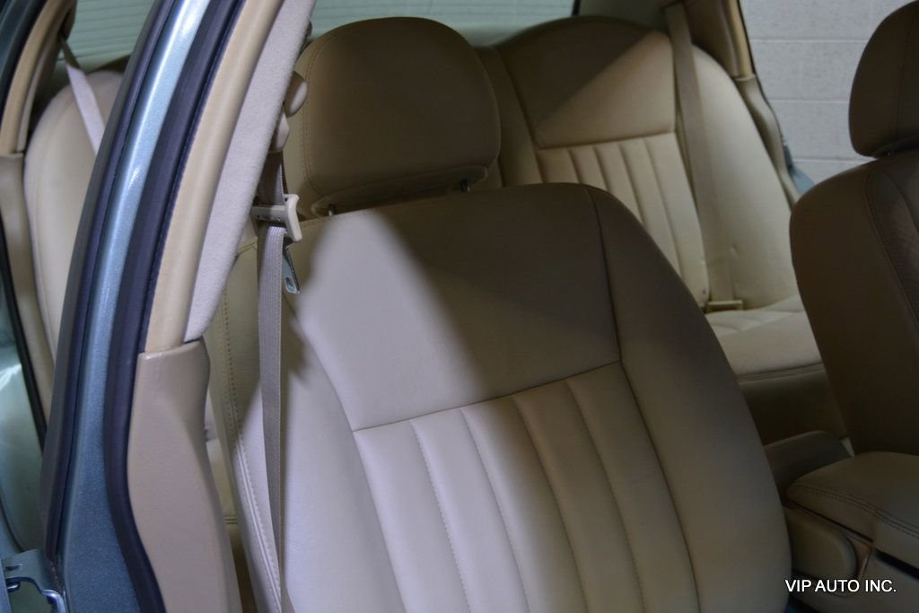 Used 2006 Lincoln Town Car Signature RWD image 14