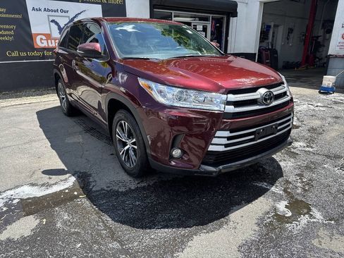 Used 2017 Toyota Highlander Plus AWD/4WD image 3