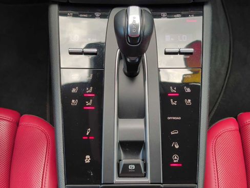 Used 2024 Porsche Macan AWD/4WD image 17