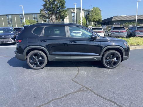 New 2025 Volkswagen Taos SE image 10