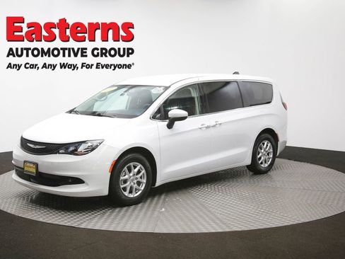 Used 2022 Chrysler Voyager LX image 53