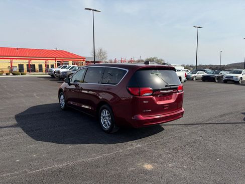 Used 2021 Chrysler Voyager LX image 5