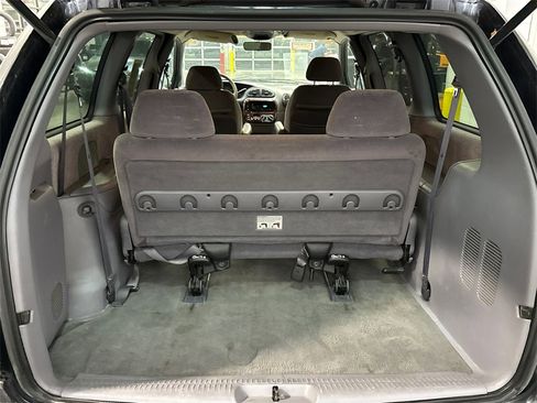 Used 2000 Chrysler Town & Country LX image 10