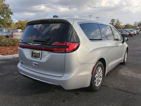 Used 2023 Chrysler Pacifica Touring-L FWD image 9