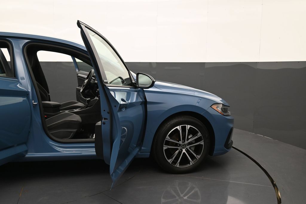 Used 2025 Volkswagen Jetta Sport FWD image 9
