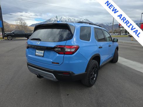 Used 2025 Honda Pilot TrailSport image 2